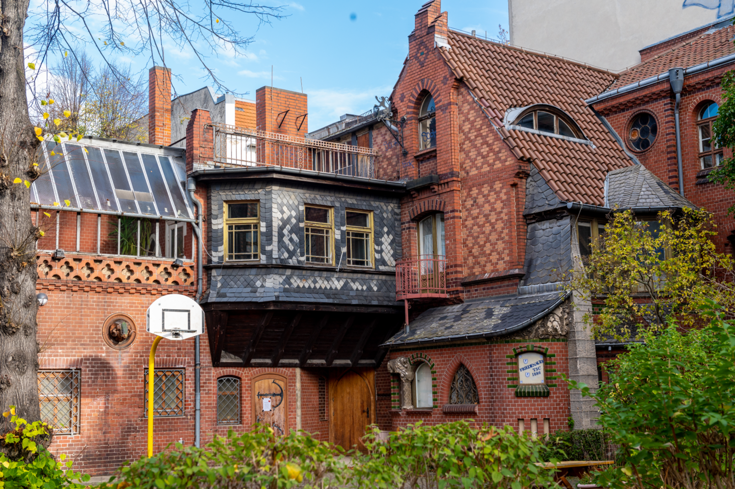 Backsteinhaus mit Ziergiebeln.