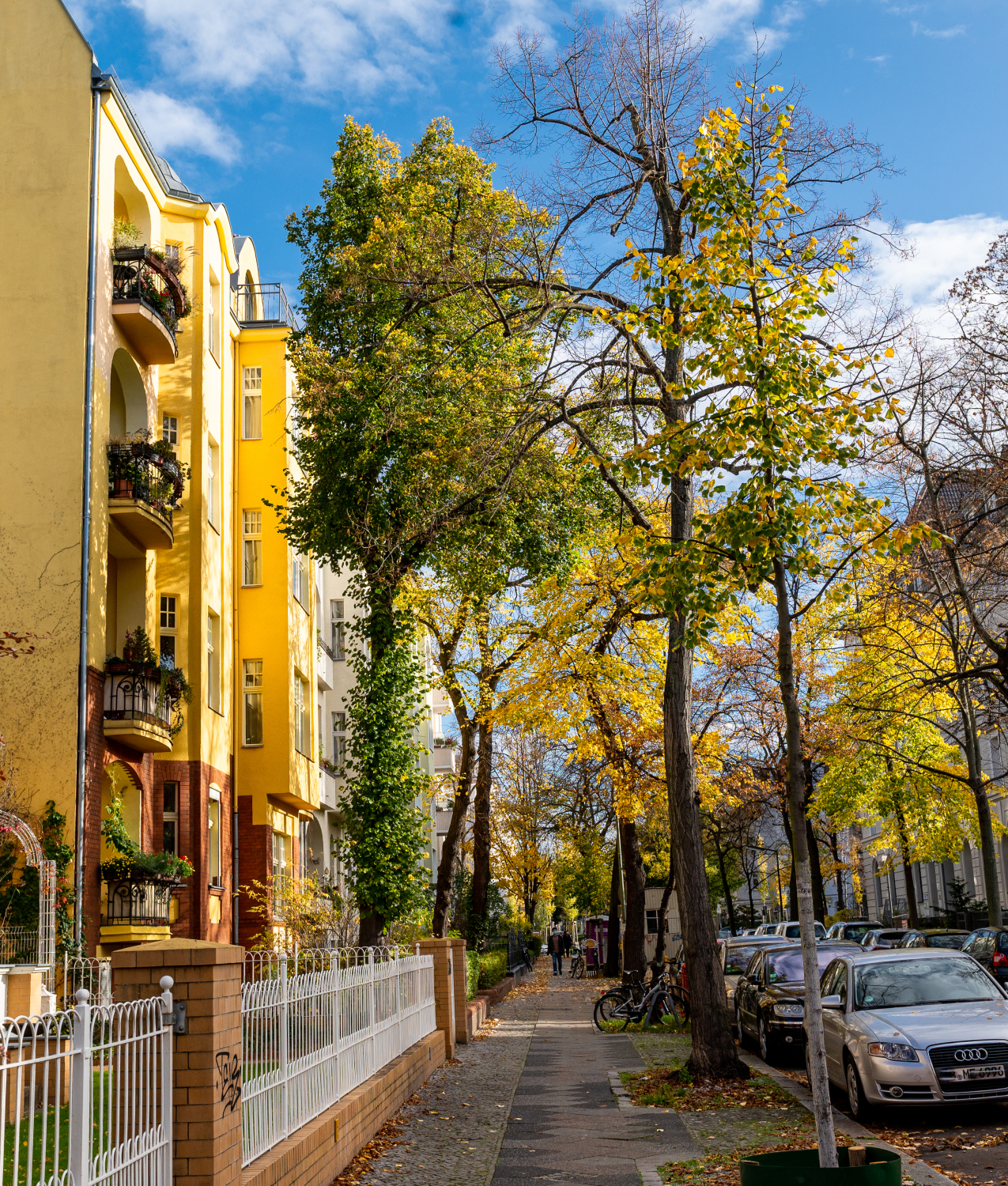 Eine kleine Straße mit Gehweg und Häusern.