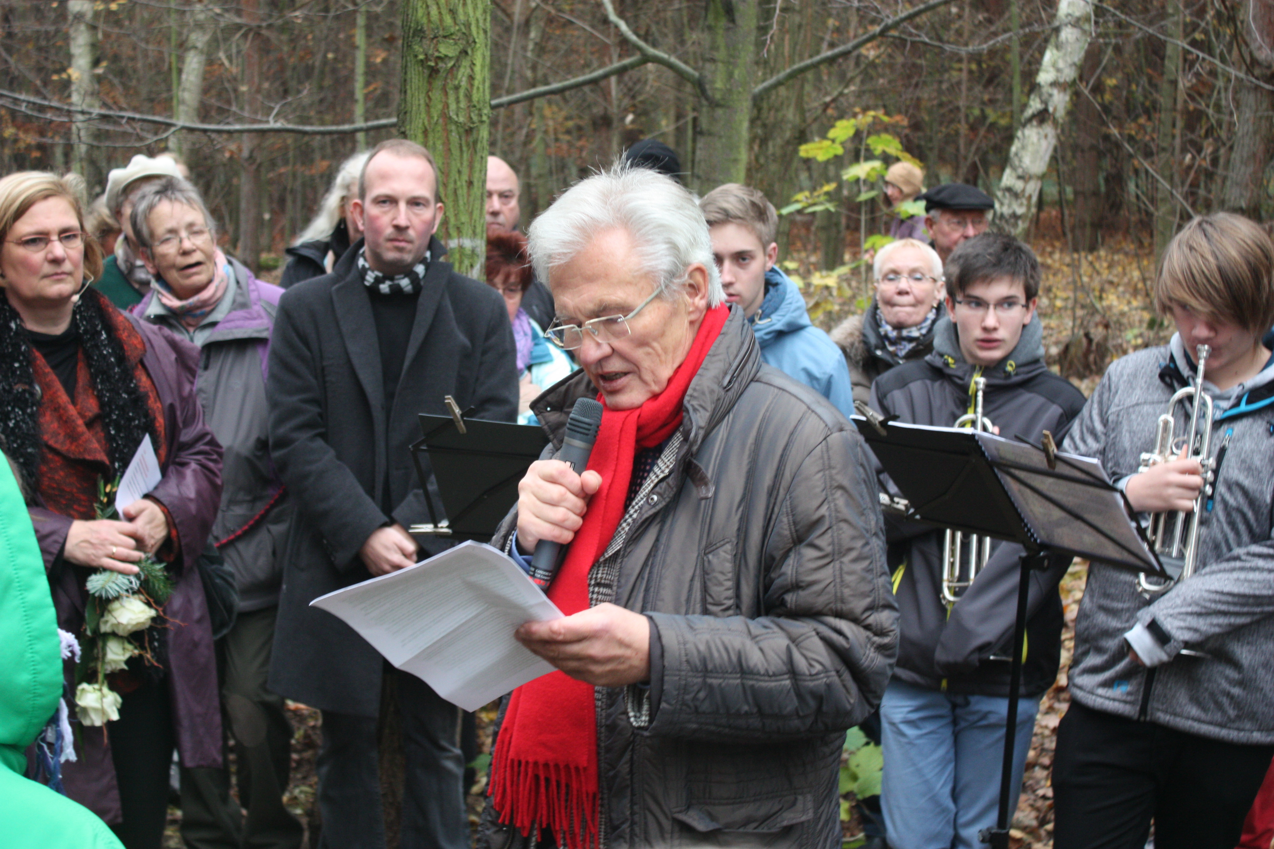 Bei der Gedenkrede von Harald Fiss, wird er durch Trompeter begleitet