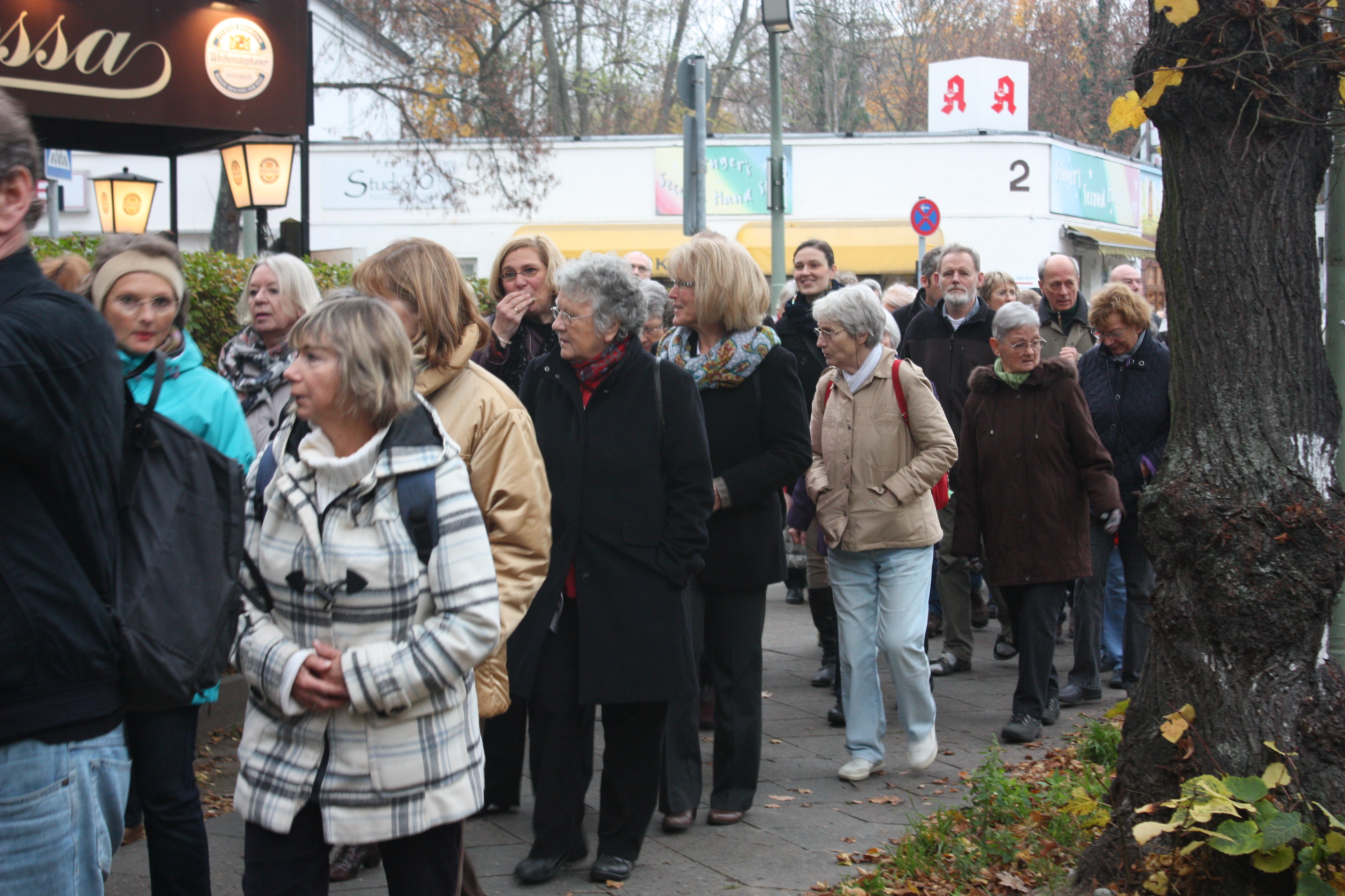 Die Kiezspaziergänger_innen auf dem Weg zur ersten Station