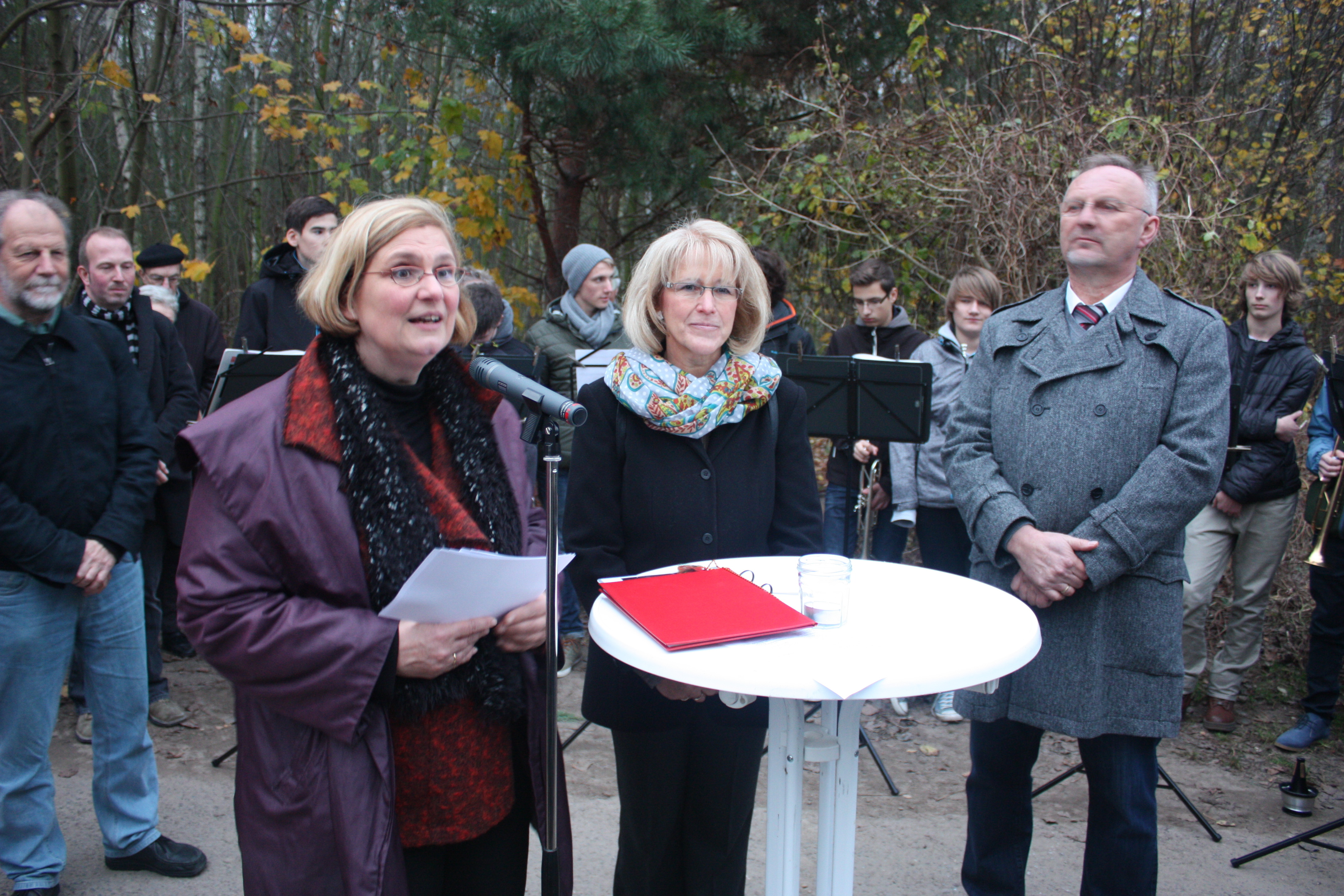 Die Bezirksbürgermeisterin Angelika Schöttler verabschiedet sich bei allen Kiezspaziergänger_innen