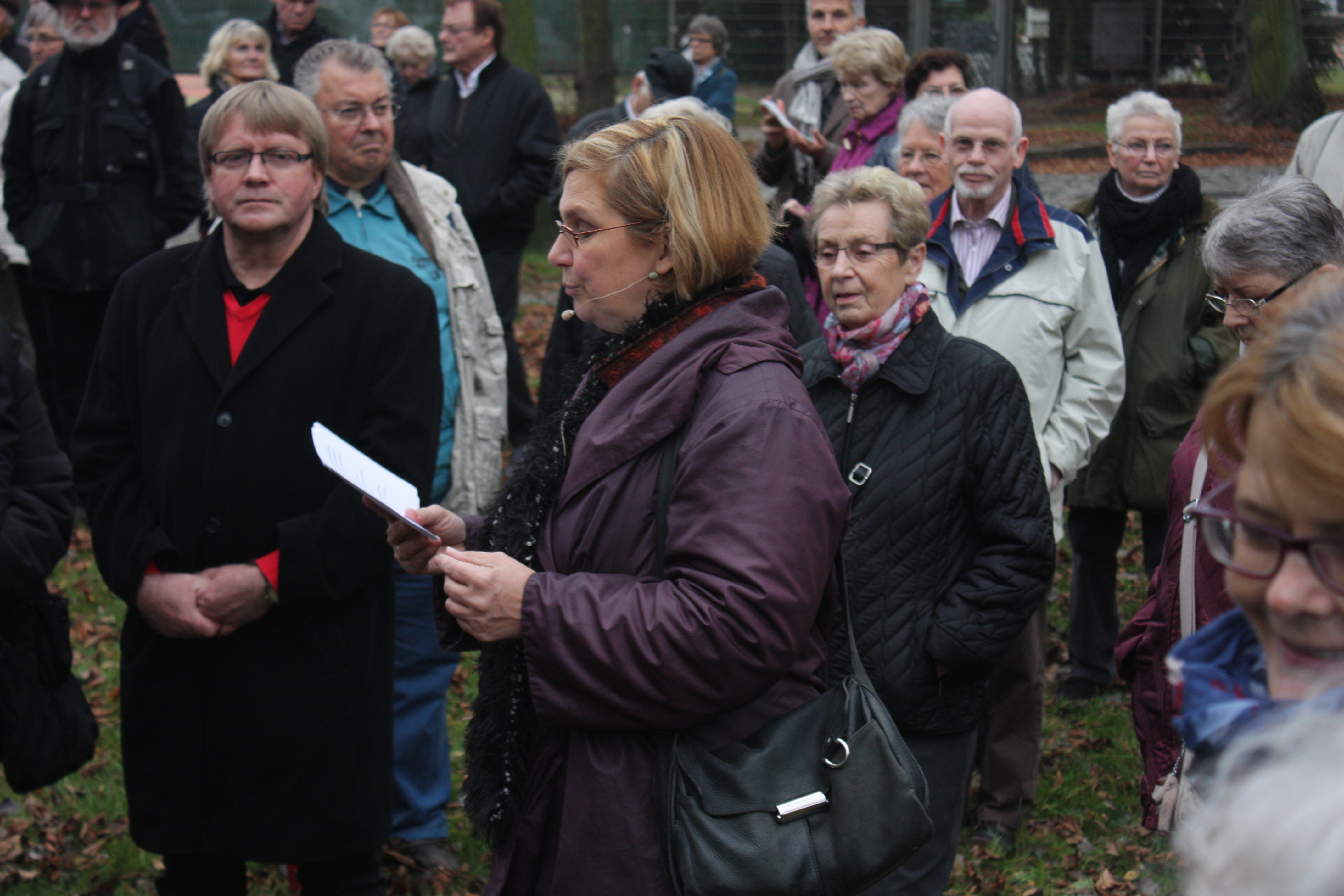 Angelika Schöttler klärt die Teilnehmenden über den Hermione-von-Preuschen-Platz auf