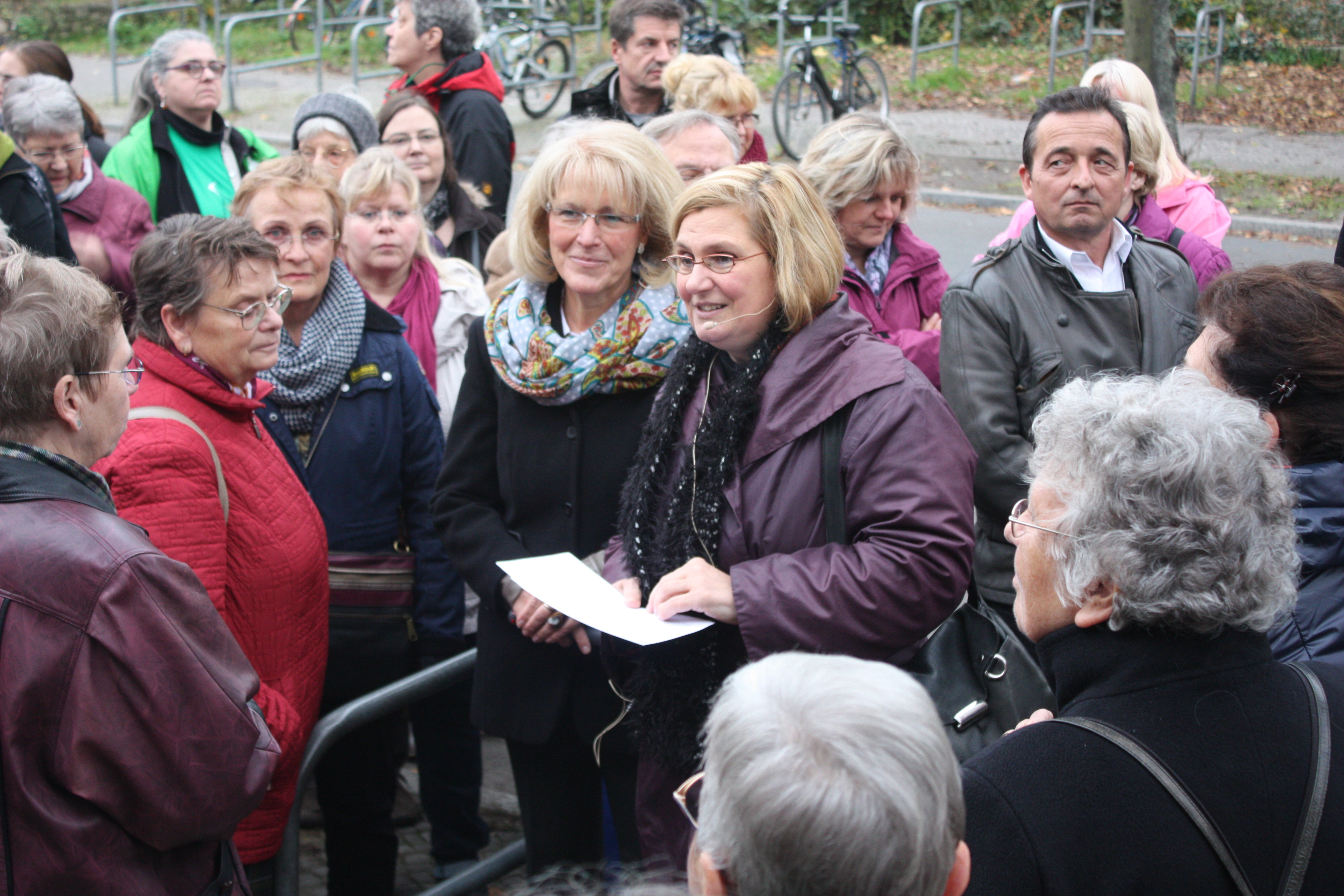 Die Bezirksbürgermeisterin Angelika Schöttler begrüßt die Bürgerinnen und Bürger zum 19. Kiezspaziergang