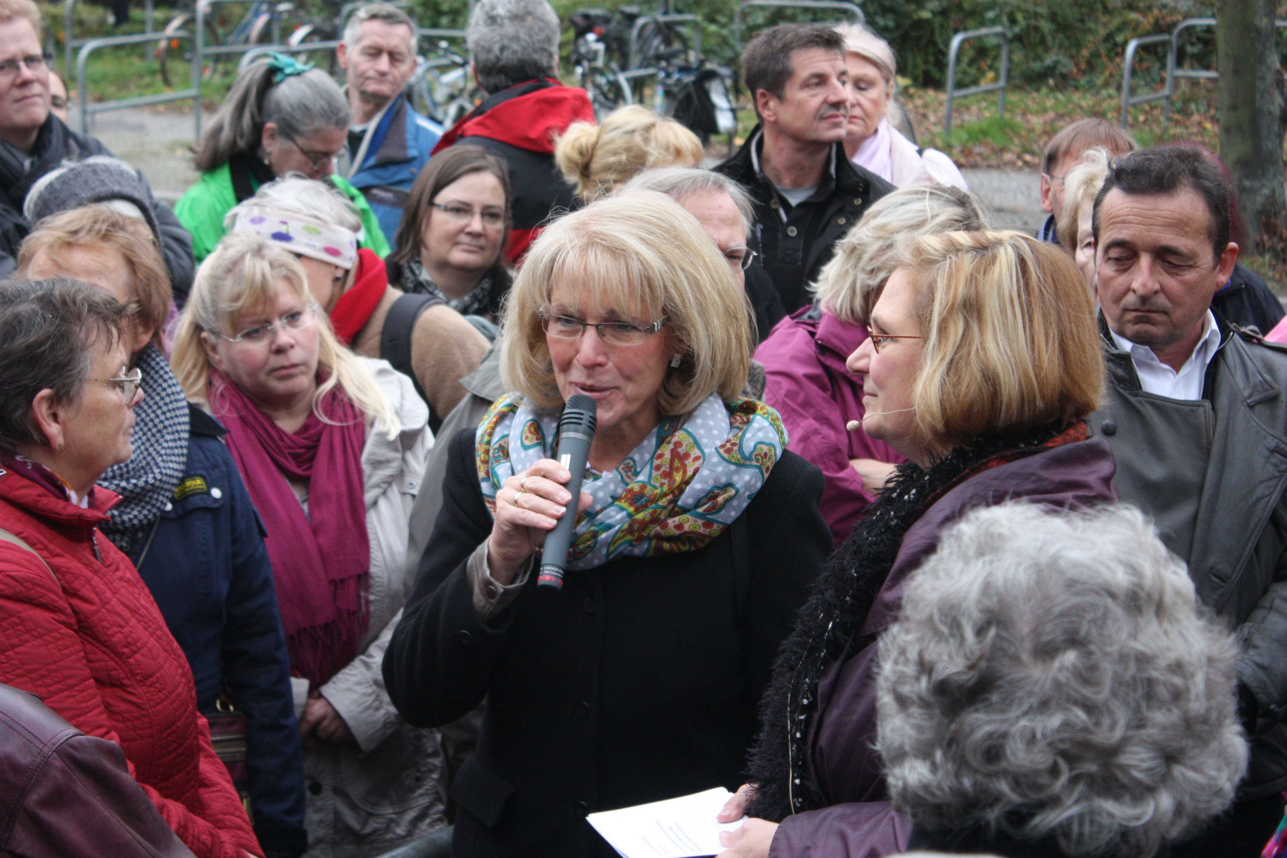Die Landrätin Frau Wehlan begrüßt ebenfalls alle Kiezspaziergänger_innen