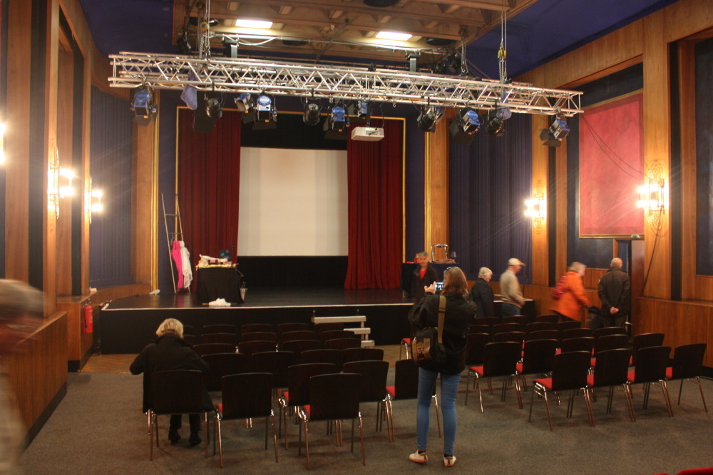 ... und in den historischen UFA-Kinosaal geworfen werden.