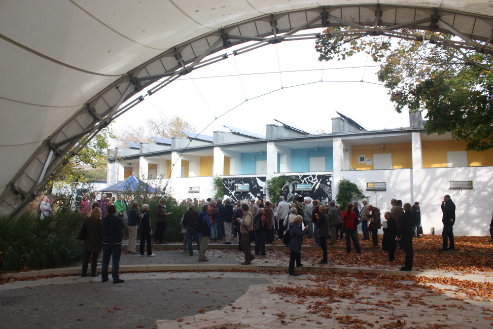 ... zur Sommerbühne, unter dessen Dach sich bereits das Herbstlaub sammelt.