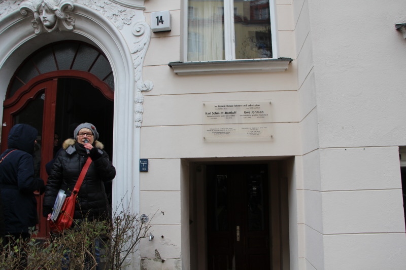 Frau Blankenburg vor dem Eingang der Niedstraße Nummer 14