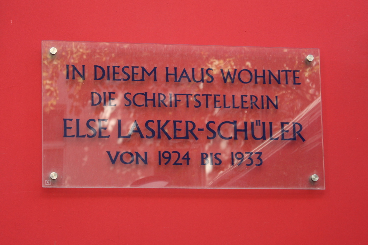 Tafel mit der Aufschrift: In diesem Haus wohnte die Schriftstellerin Else Lasker-Schüler von 1924 bis 1933