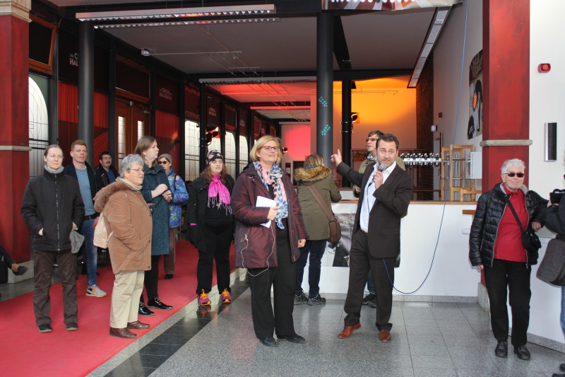 Beziksbürgermeisterin Angelika Schöttler und Herr Nickel (Geschäftsführer der Berliner Union-Film GmbH) führen die Kiezspaziergänger_innen durch die Eingangshalle des Studios 3