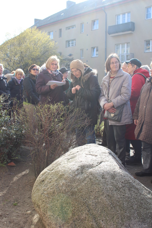  Frau Schöttler eröffnet den Kiezspaziergang am Gedenkstein für Hatun Sürücü