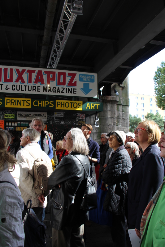 Menschenansammlung unter U-Bahn-Brücke
