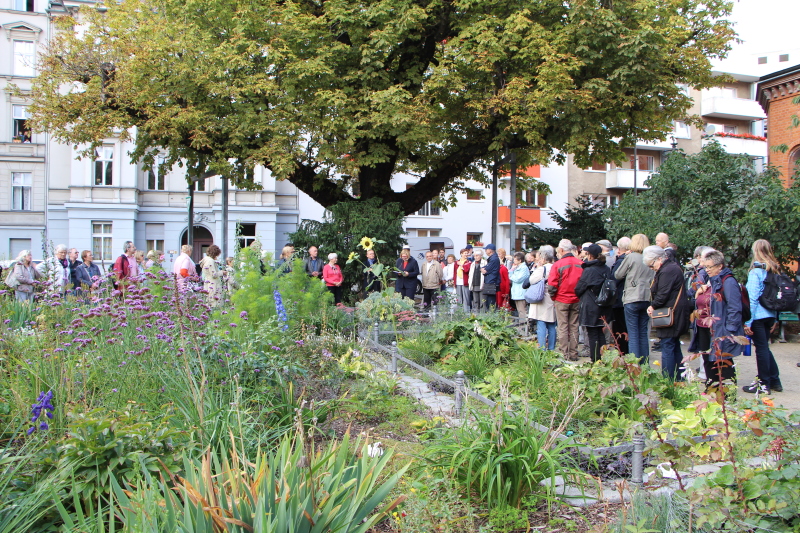 Garten mit Menschen auf dem Weg