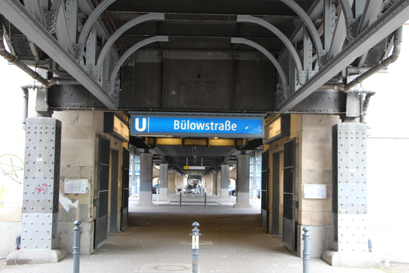 Weg unterhalb der Hochbahntrasse beim U-Bahnhof Bülowstraße