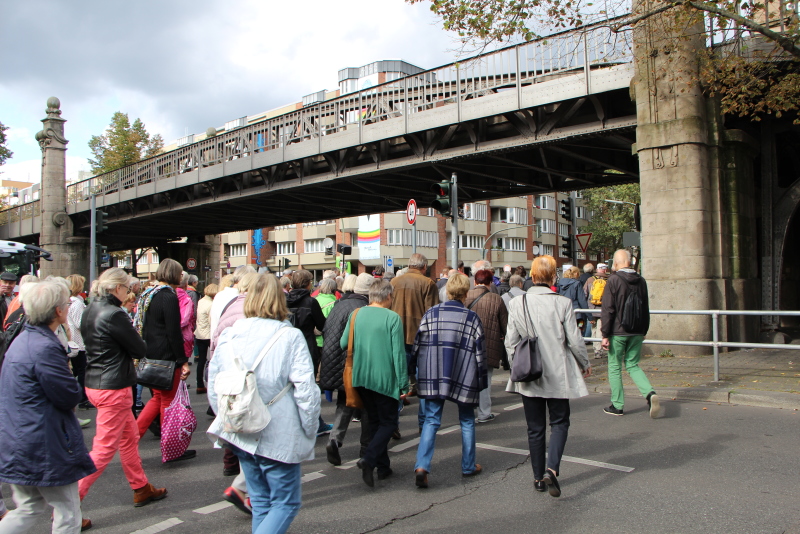 Kiezspaziergängerinnen durchqueren die Hochbahntrasse