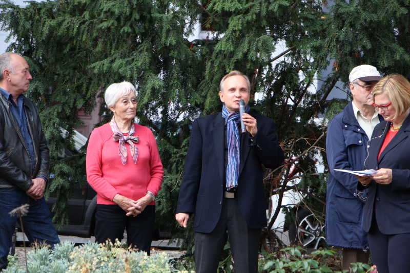 Mann spricht ins Mikrofon