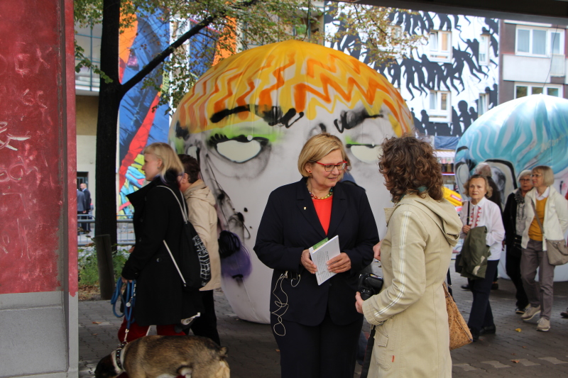 Frauen unterhalten sich vor einem Kunstwerk