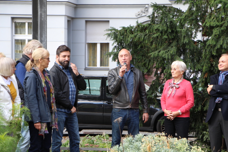 Mann spricht ins Mikrofon