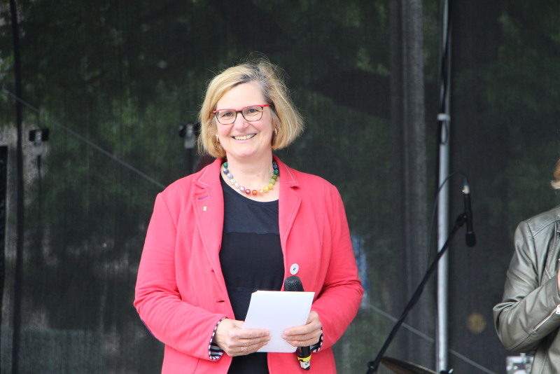 Bezirksbürgermeisterin Angelika Schöttler auf der Hauptbühne des Nachbarschaftsfests