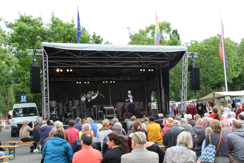Chille und Big Tibas performen ihren Song 4262 aus dem Imagefilm vom Bezirks Tempelhof-Schöneberg auf der Bühne des Nachbarschaftsfestes
