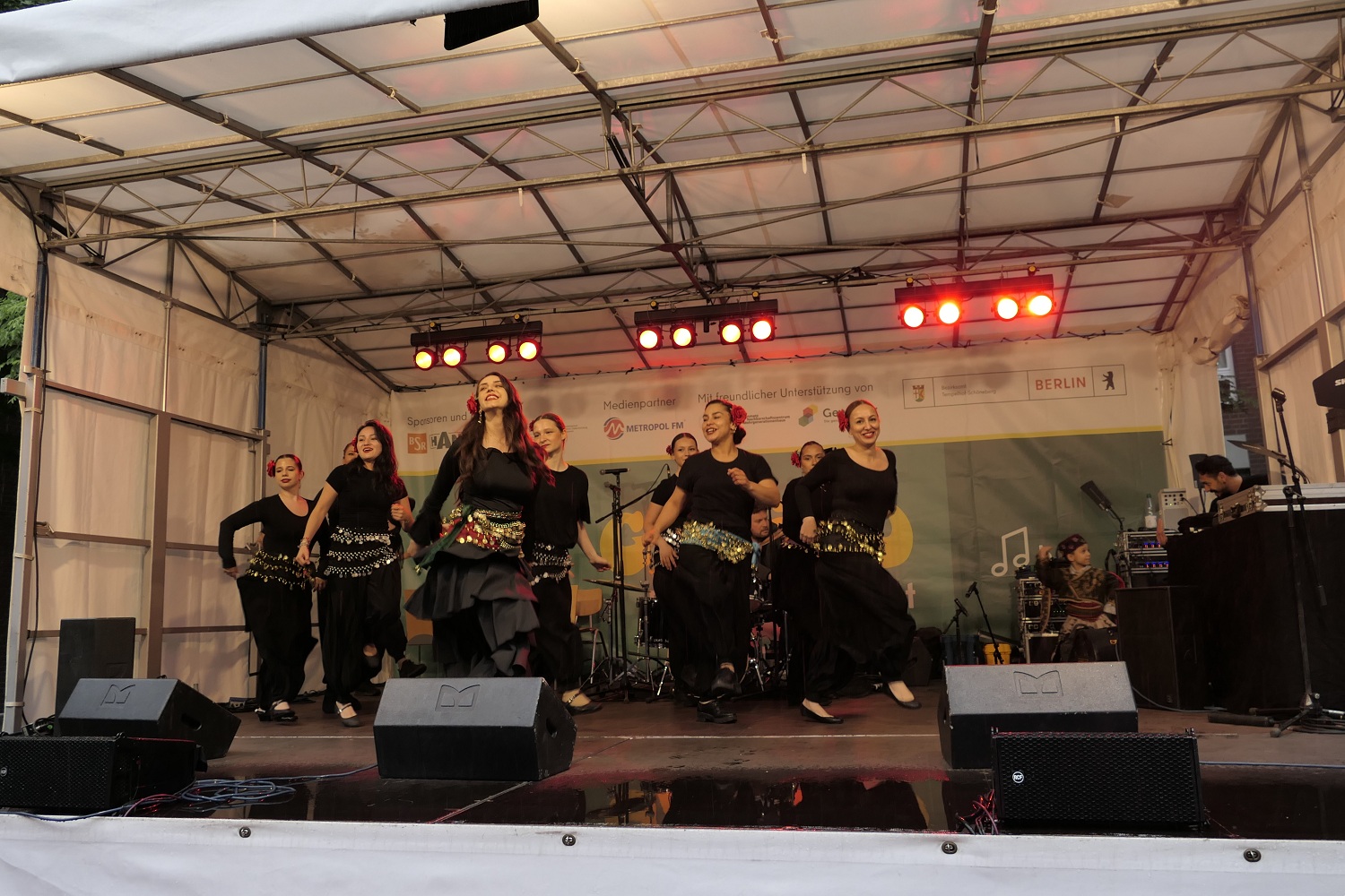 Eine Gruppe Frauen steht auf der Bühne und tanzt