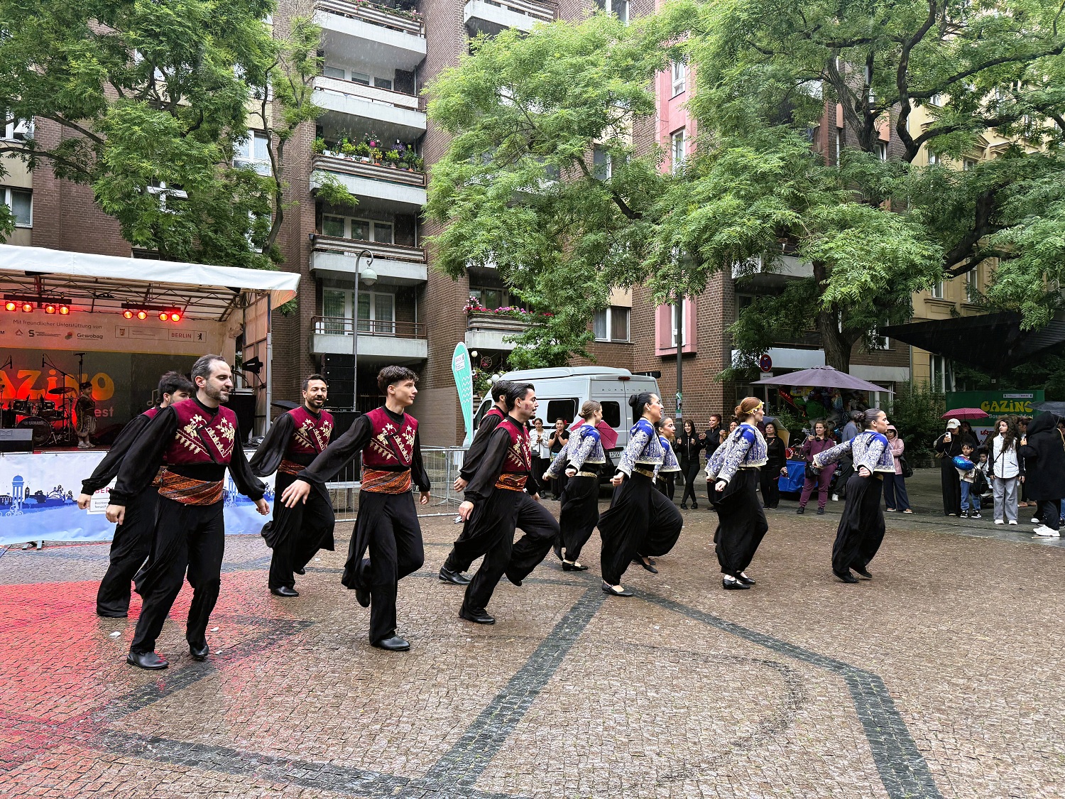 Tänzer von Anatolian Dances Berlin tanzen auf einem Platz