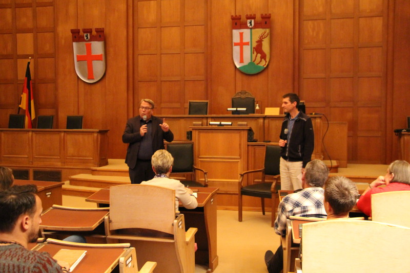 Bezirksverordnetenvorsteher Stefan Böltes im Gespräch mit Cornelius Bechtler vom BiwAK e.V.