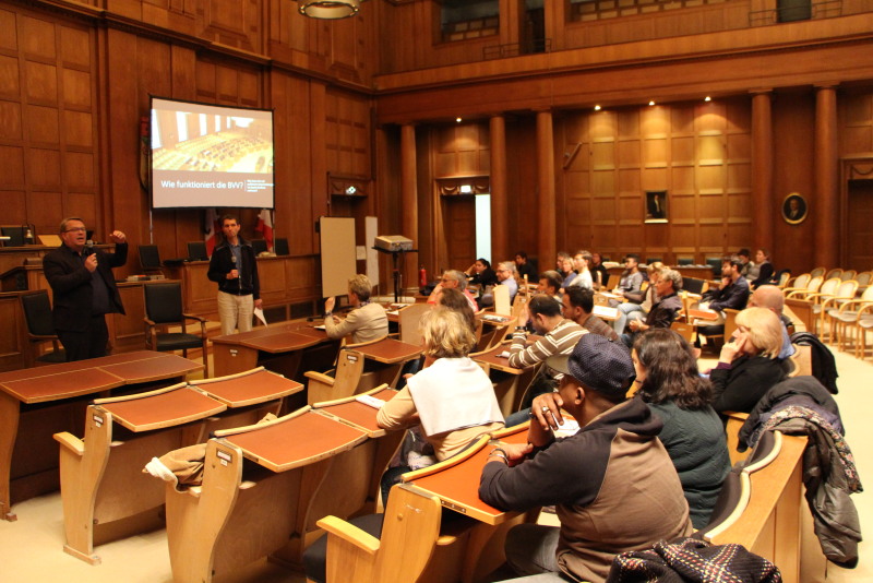 Blick aus dem Plenum des BVV-Saals im Rathaus Schöneberg