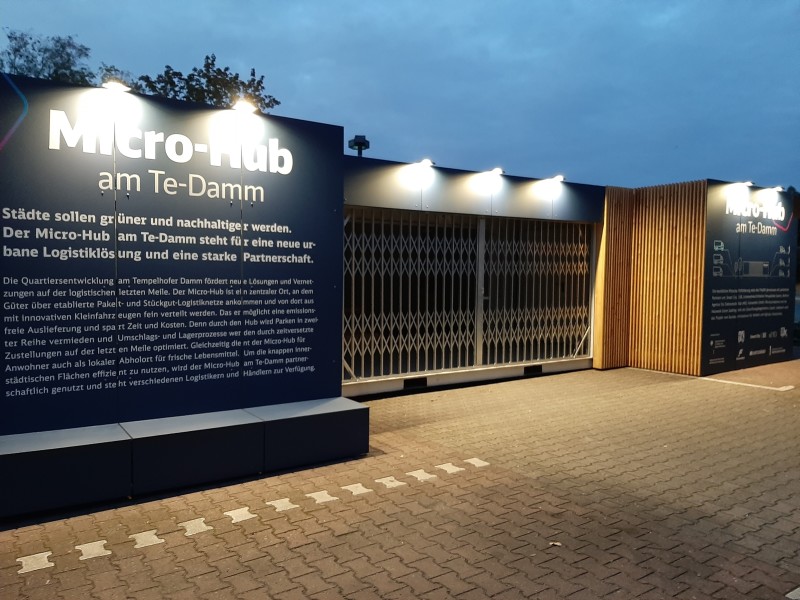 Das Bild zeigt das beleuchtete MicroHub bei Nacht.