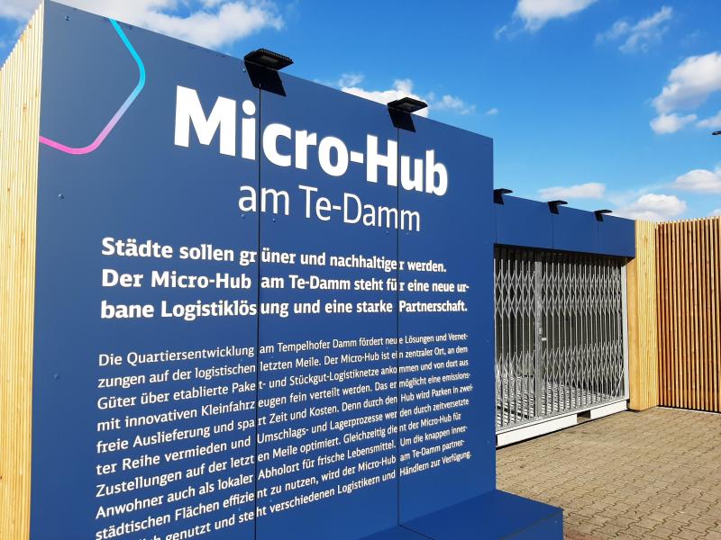 Bild der blauen Fassade des MicroHubs 