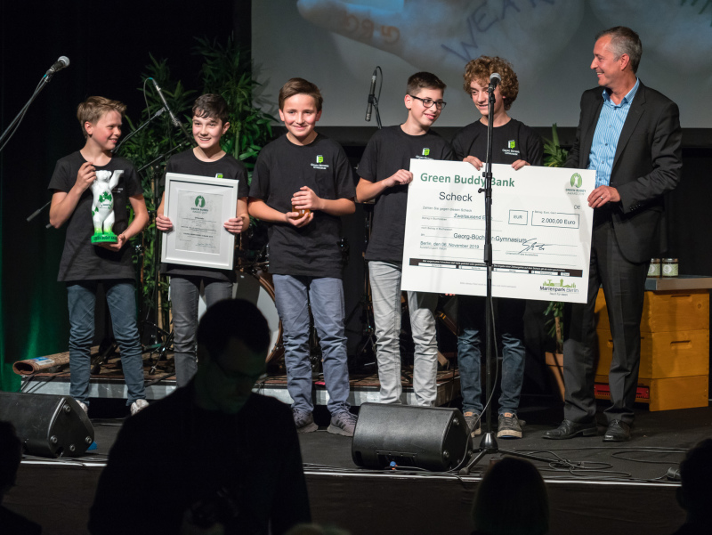 Der Young Green Buddy Award 2019 geht an das Projekt WEAR FAIR des Georg-Büchner-Gymnasiums