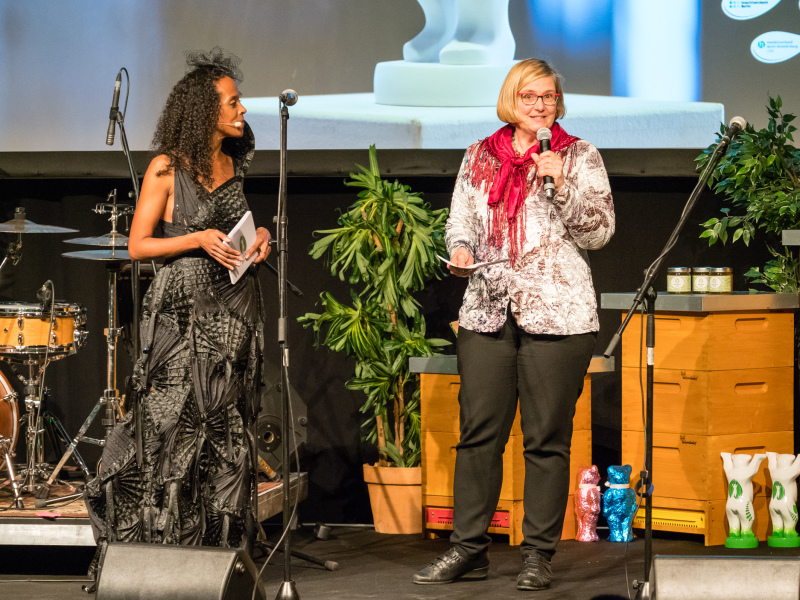 GBA 2019 Bezirksbürgermeisterin Angelika Schöttler mit der Moderatorin Boussa Thiam auf der Bühne