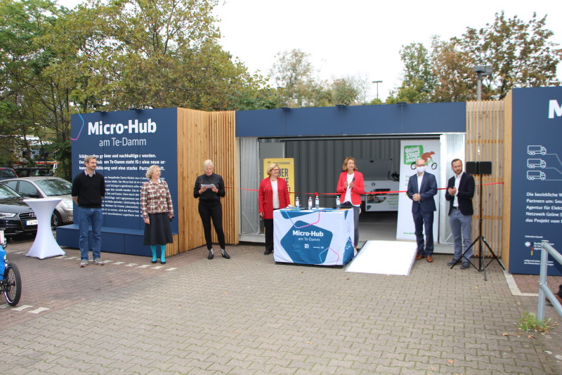 Mehrere Personen stehen vor dem Microhub. 