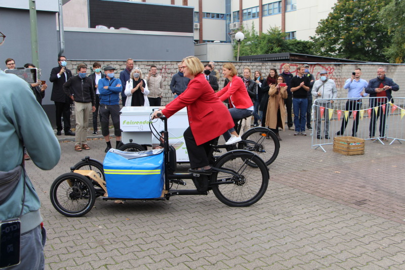 Zwei Frauen fahren mit Lastenrädern. 
