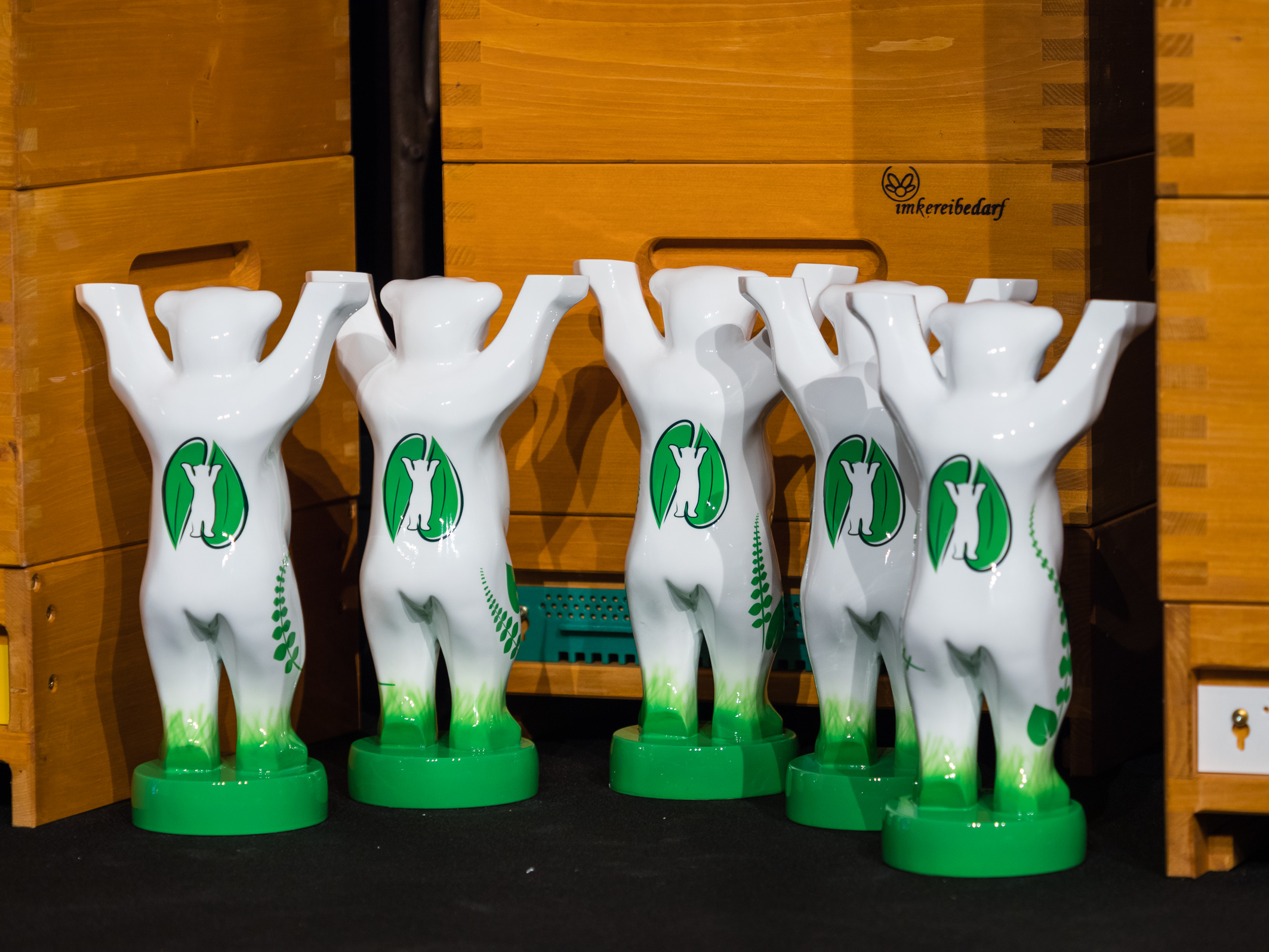 Die fünf Büddy Bären für die Preisträger des diesjährigen Green Buddy Award
