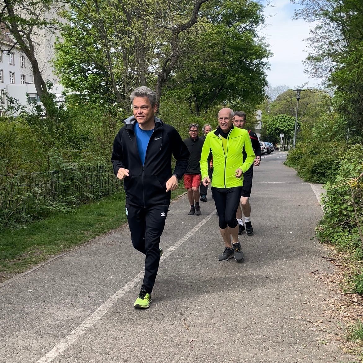 Oltmann joggt mit Gruppe in Tempelhof
