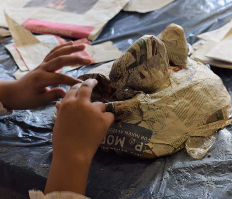 Ein Schüler bastelt im Schulklassenworkshop