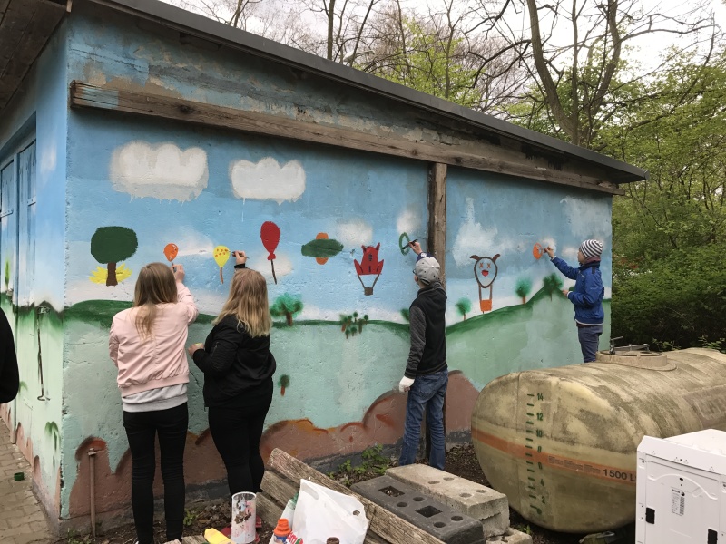Allende_FEIN_2017_Fruehlingsspaziergang_Geraetehaus_Kinder