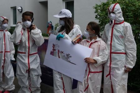 Teenagergruppe beim Arbeiten am Stromkasten