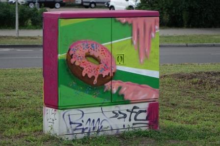 Stromkasten mit Donutmotiv