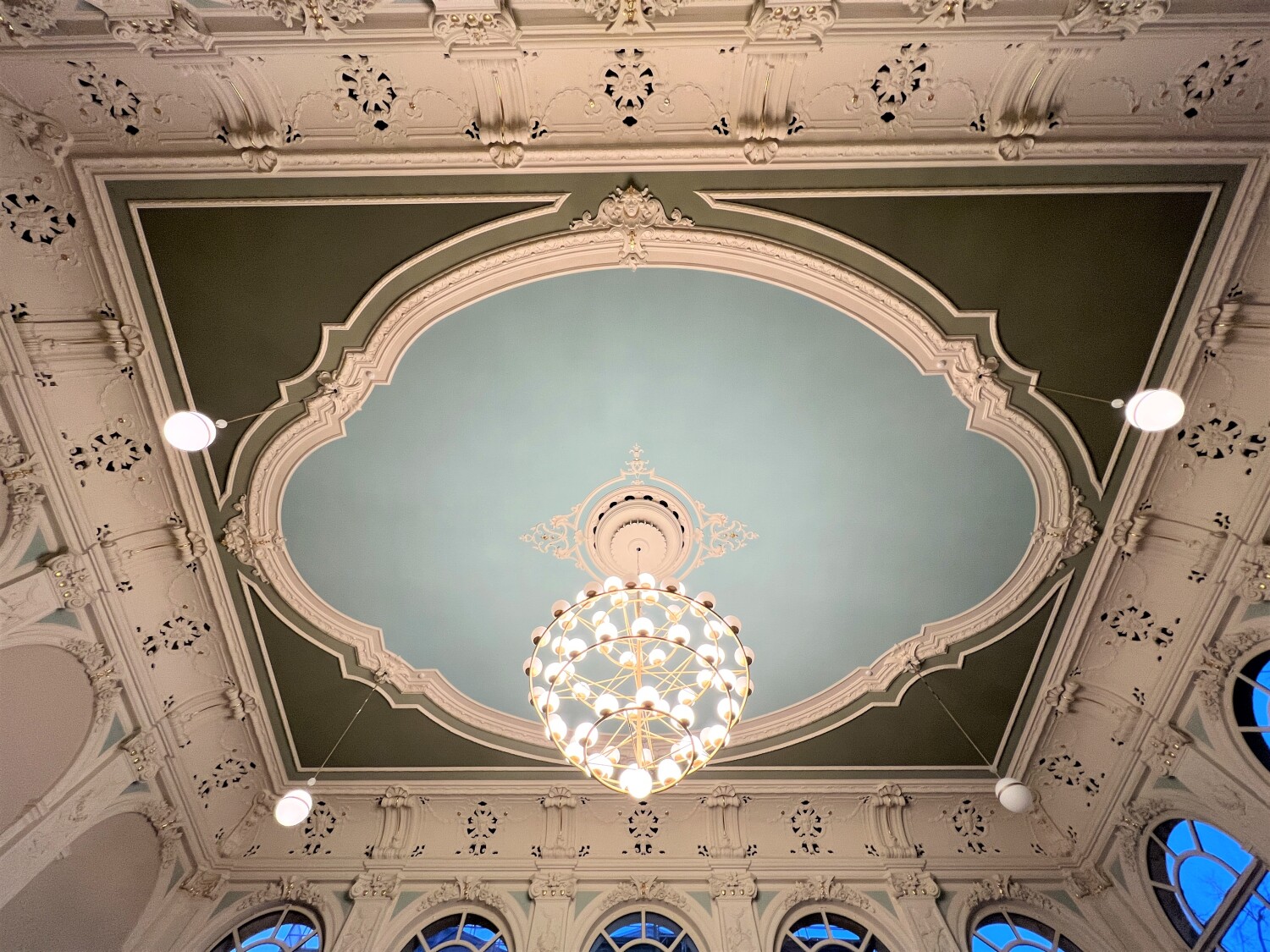 Riviera Saal Deckenansicht