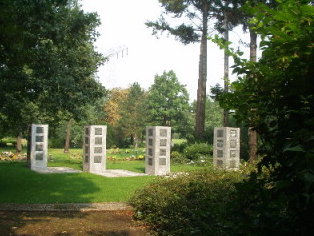 Friedhof Baumschulenweg_Urnenstelen