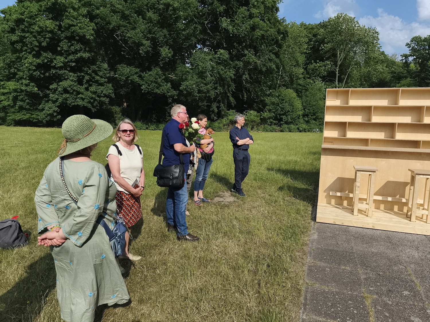 Gruppe von Personen blicken auf die Kunstinstallation MOON OF ALABAMA