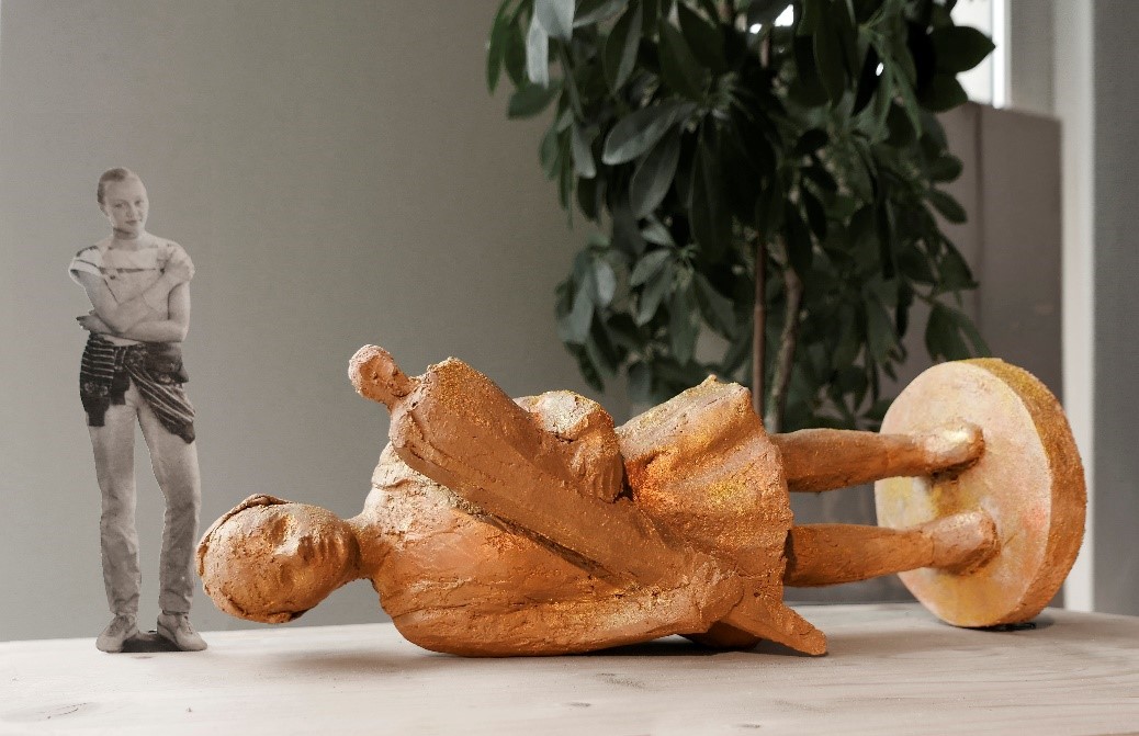 Skulptur Große Liegende mit Schultüte