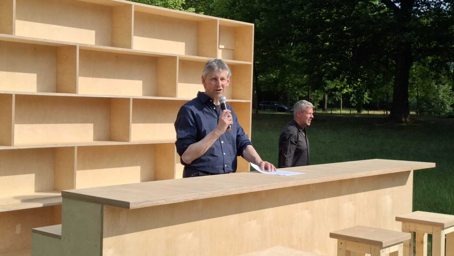 Kunstinstallation MOON OF ALABAMA und Künstler