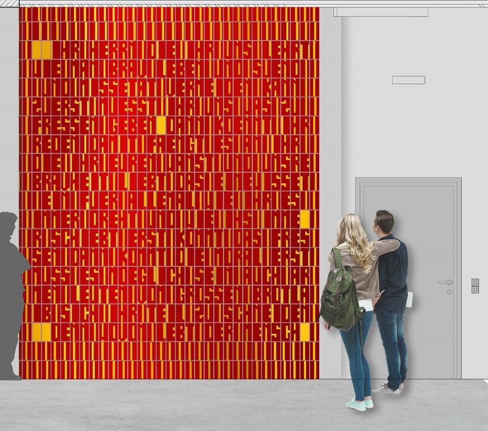 Wand mit Textur, die von zwei Personen betrachtet wird