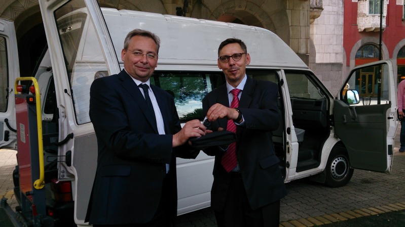 Schlüsselübergabe mit dem stellvertretendem Bezirksbürgermeister Gernot Klemm und dem Bürgermeister der Stadt Subotica Jeno Maglai