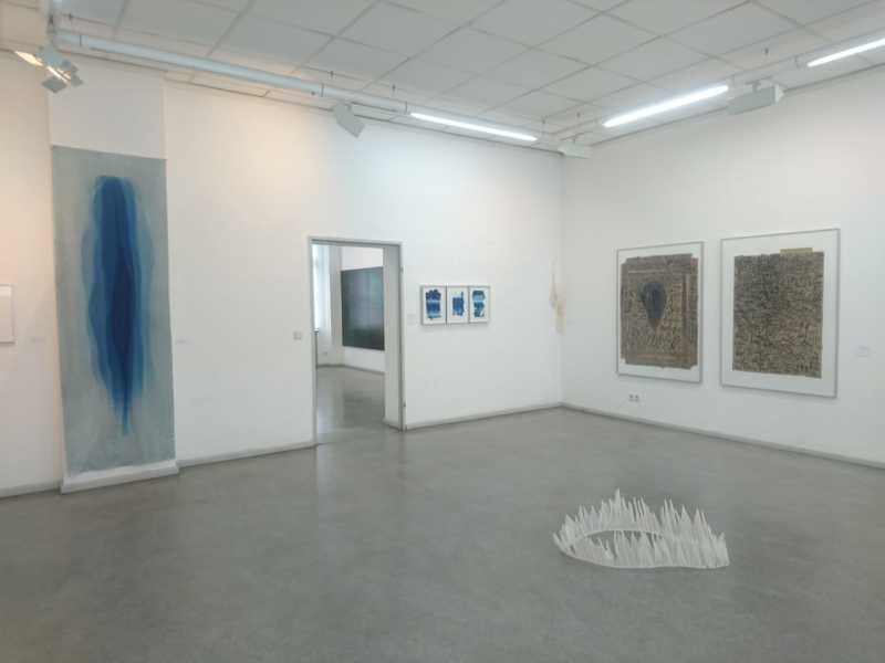 Kunstwerke der Ausstellung LA PRIMAVERA in der Galerie Alte Schule Adlershof