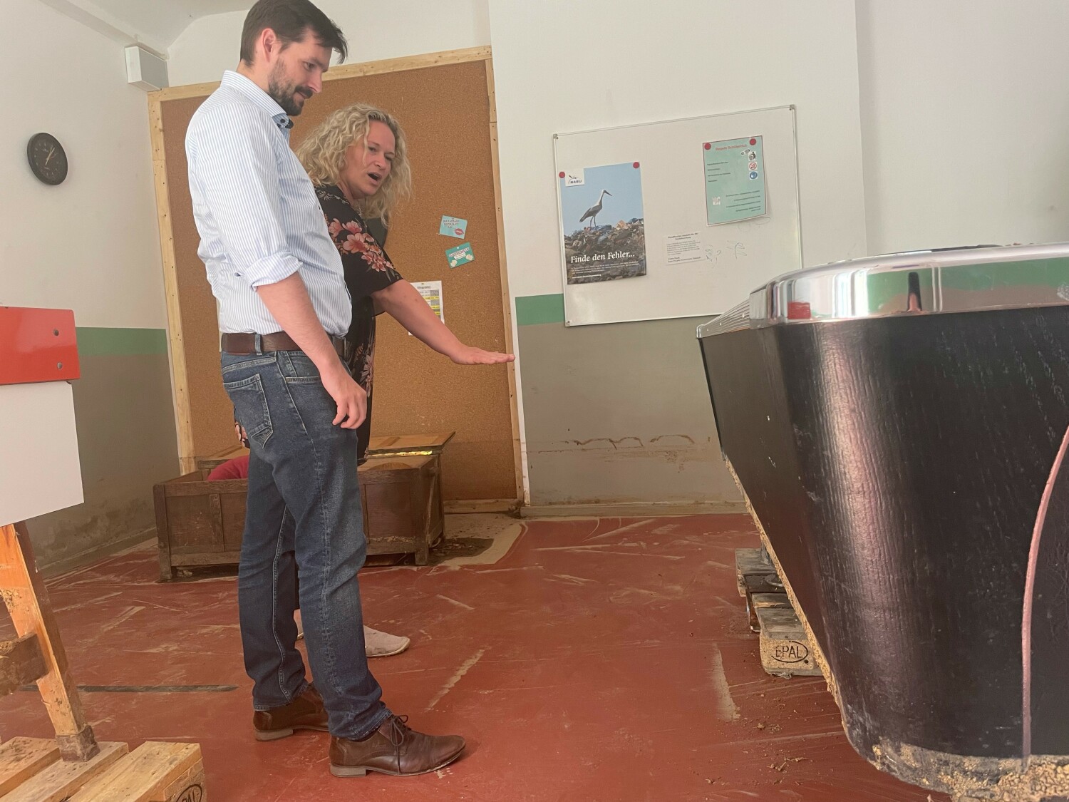 Wasserschaden in der Wilhelm-Bölsche-Schule - Bezirksstadtrat Brauchmann besichtigt die betroffene Mensa