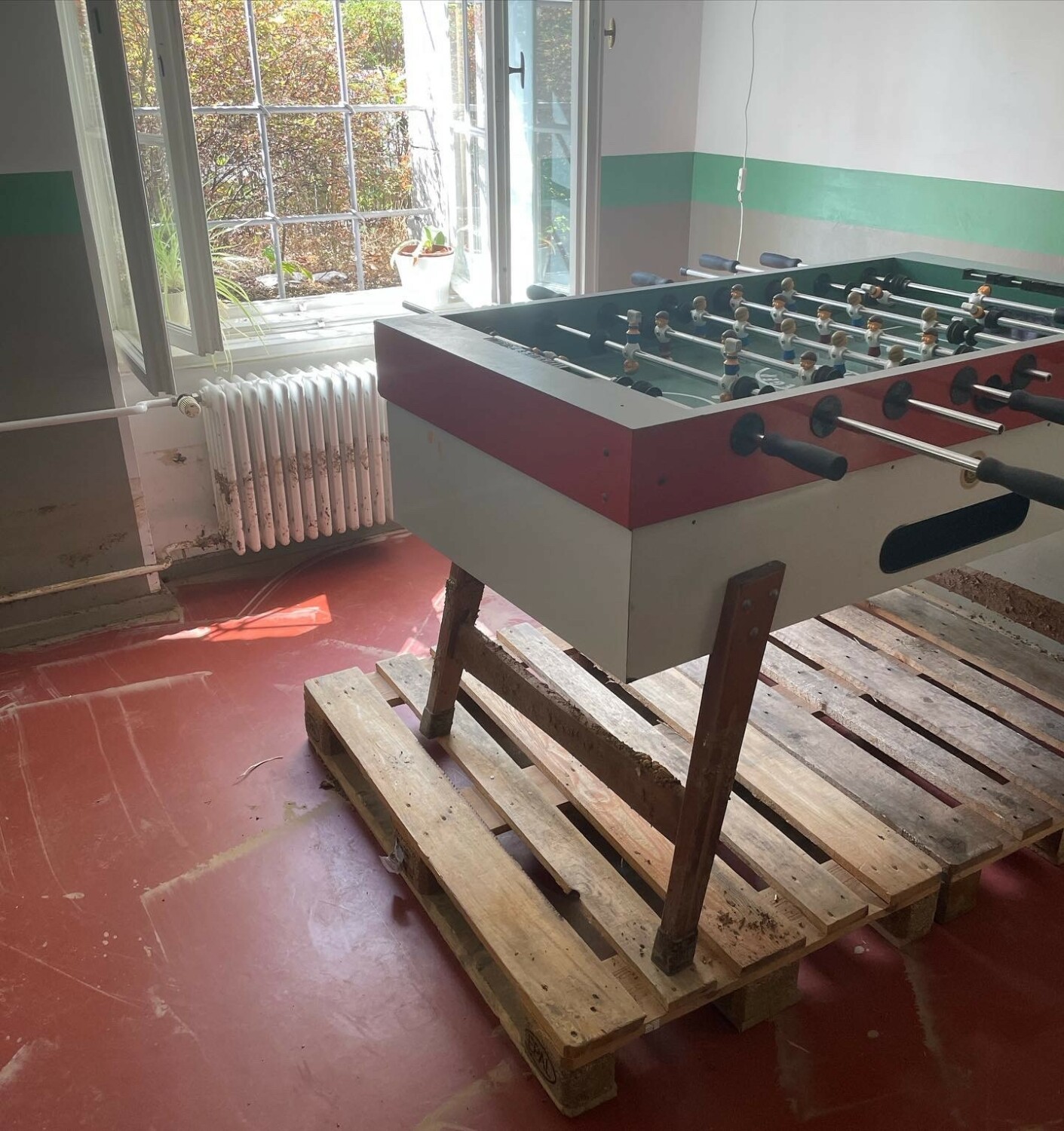 Wasserschaden in der Wilhelm-Bölsche-Schule - Mensa mit Kickertisch