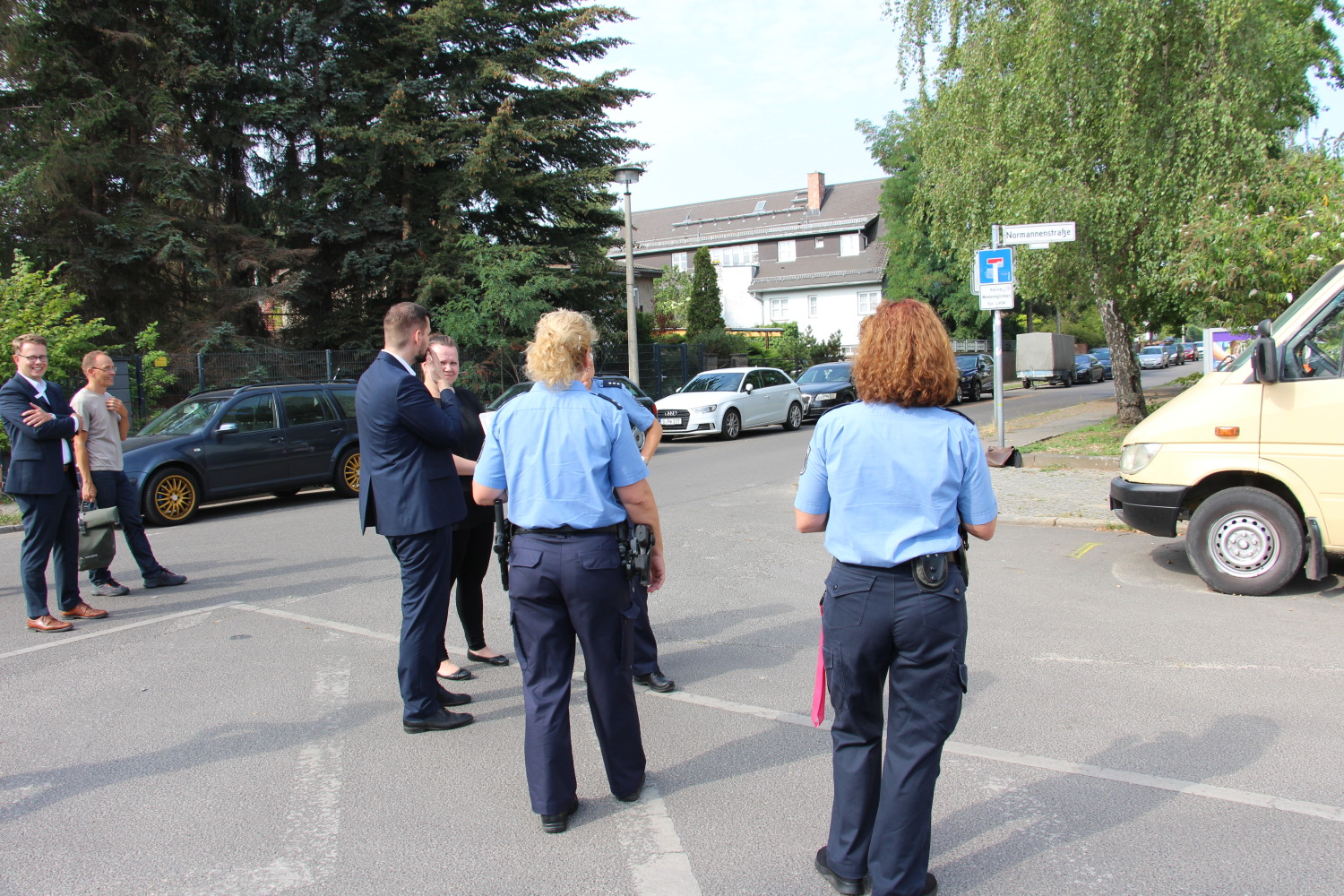 Verkehrssicherheitsberaterin, Schulleitung und Bezirksstadtrat überprüfen vor Ort den ausgewählten Standort für eine neue „Kiss & Ride-Zone“. Hier sollen künftig Eltern zum Ein- und Aussteigen halten, wenn es für sie keine Alternative zum Schulweg per Pkw gibt. So wird im Nahbereich der Schule die Si-cherheit für zu Fuß Gehende und Fahrradfahrende deutlich erhöht